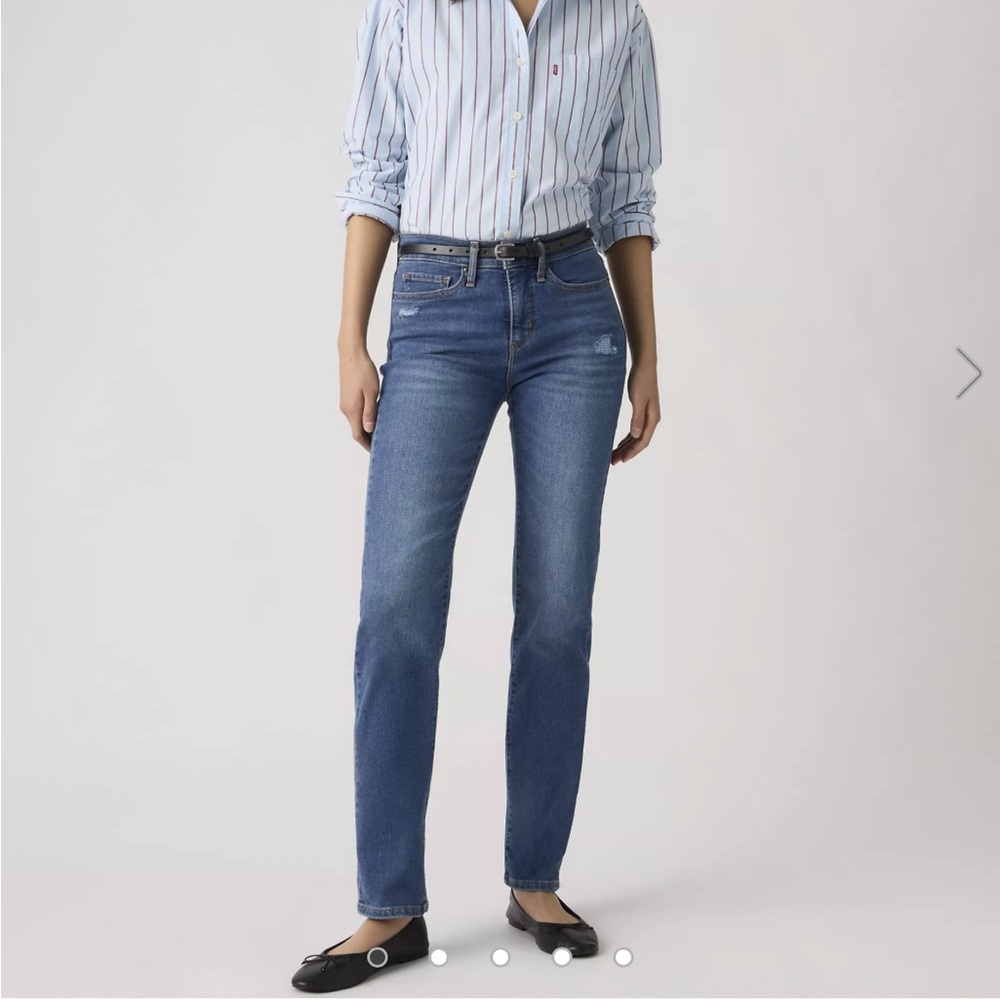 Levi’s 314 Shaping Straight Leg, size 29. EUC! 
Medium wash.